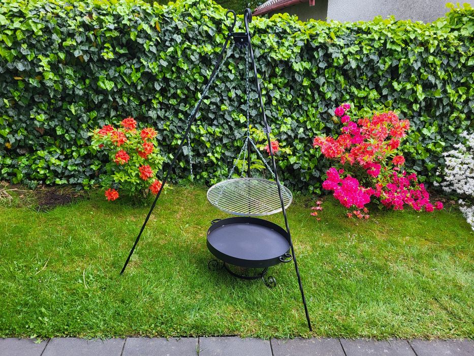 Grill ogrodowy na trójnogu, trójnóg, ruszt, palenisko.