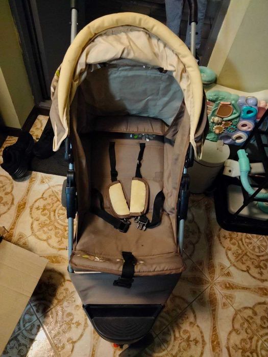 Дитяча прогулочна коляска що складається