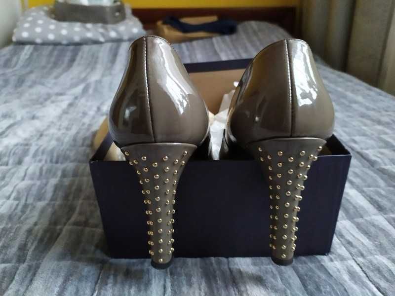 Lakierowane czółenka Ryłko 39