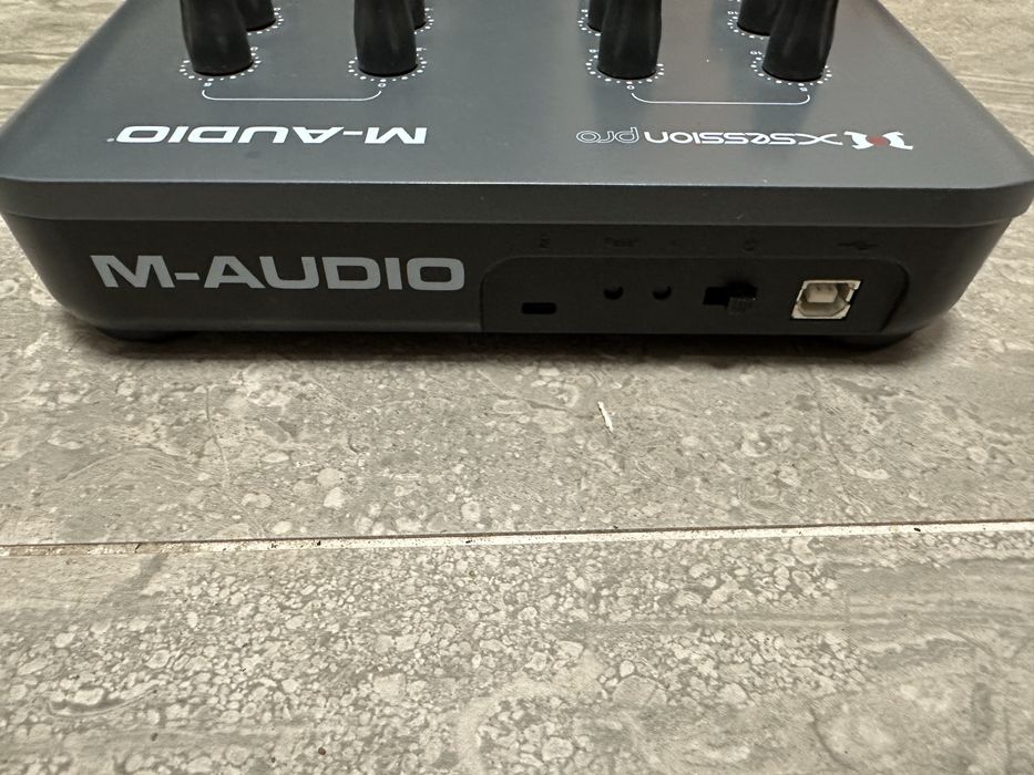 M-AUDIO XSession Pro kontroler midi mikser
