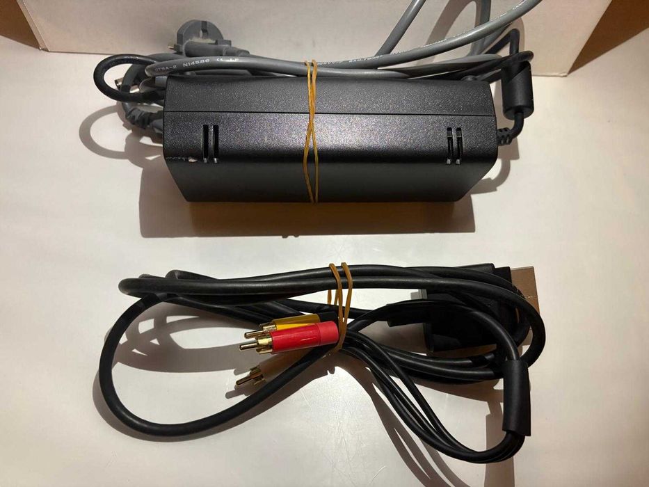 Xbox 360 + Kinect + 2 comandos + 2 microfones + 13 jogos