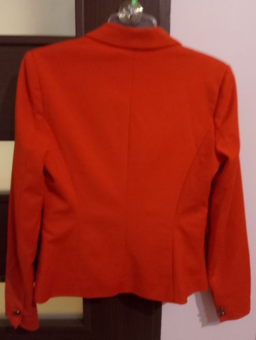 Elegancka, czerwona marynarka.