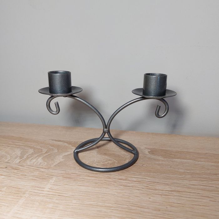 Świecznik metalowy, stojak na dwie świece, 10cm wysoki