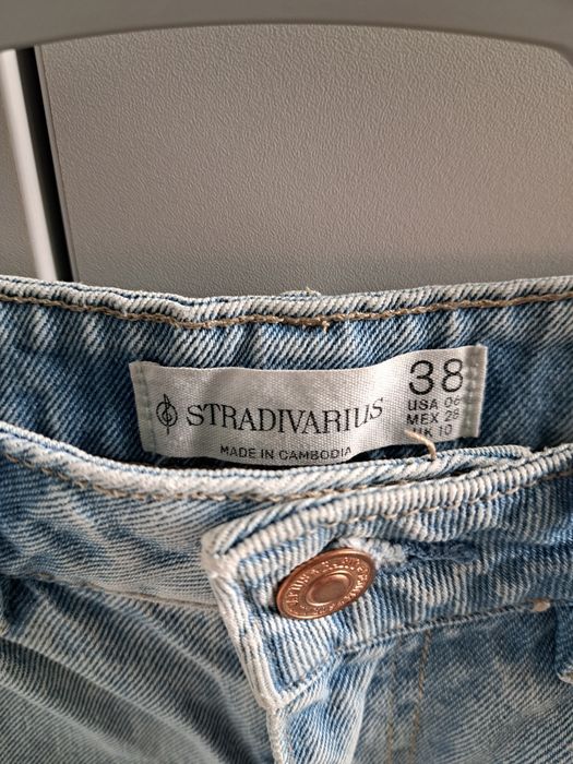 Jasno niebieskie jeansy flare z wysokim stanem