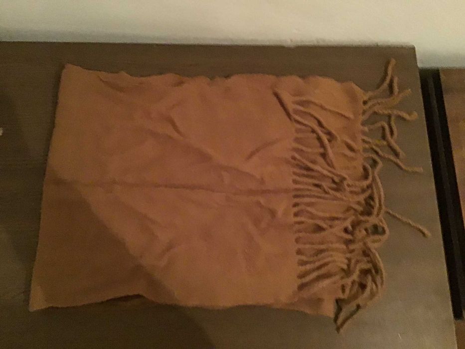 cachecol castanho pequeno