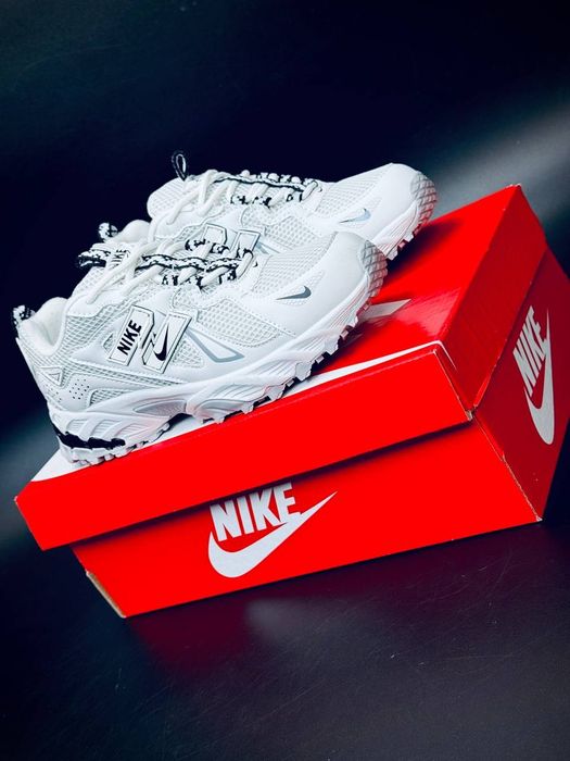 Nike жіночі білі кросівки весінні зручні та приємні в носінні