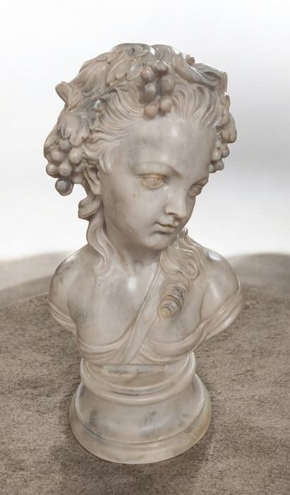 Busto, bastante pesado.