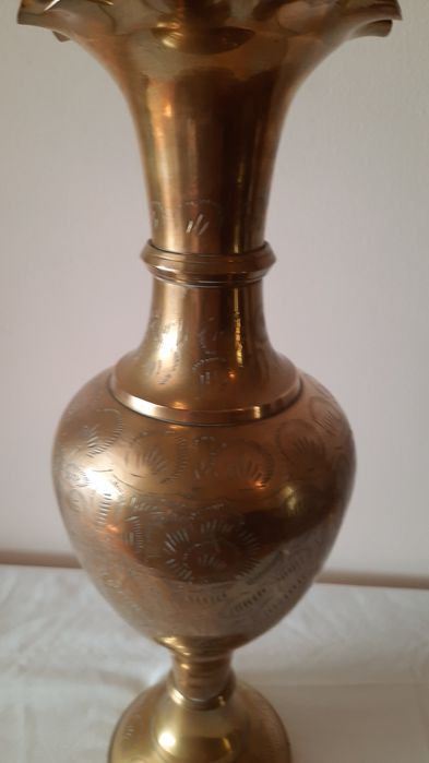 Jarra de latão trabalhado