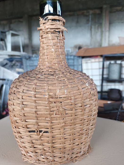 Garrafões pequenos espalhados