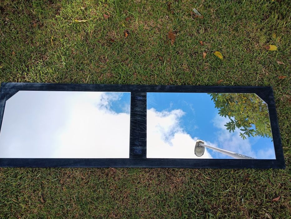 Espelho com moldura em madeira forrado a veludo.
Medidas: 165/52cm