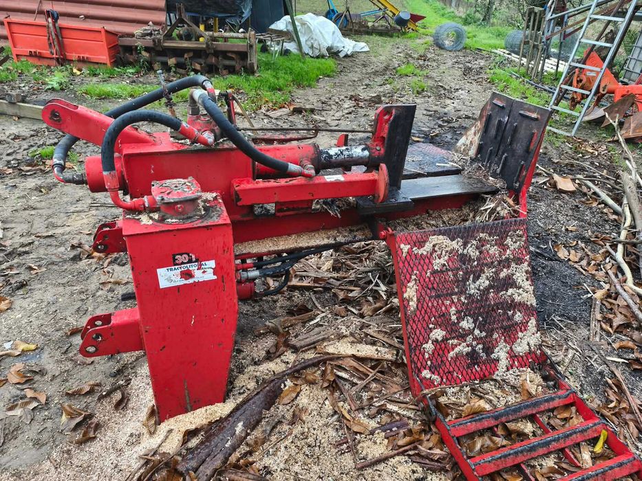 Rachador de lenha 30 toneladas com elevador
