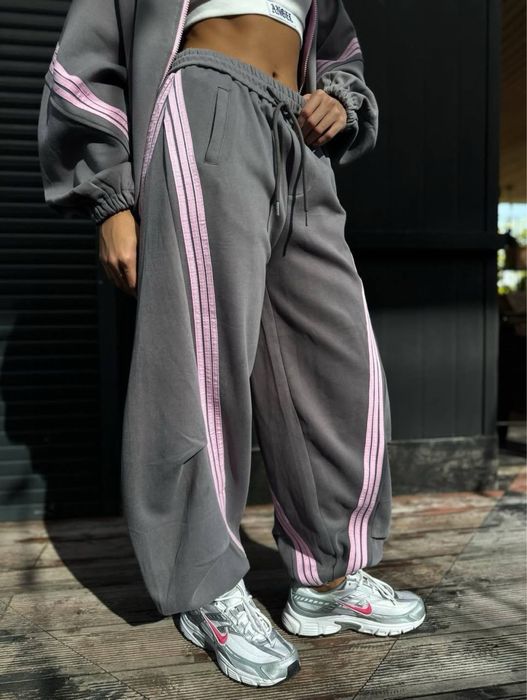 Спортивний костюм з брюками з лампасами