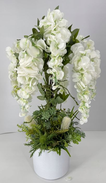 Kompozycja całoroczna biała wisteria i zielone trawy