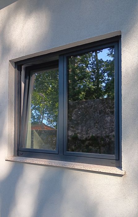 Janela Oscilobatente Alumínio - Vidro duplo c/ estore eléctrico