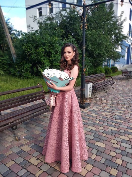 Продам випускну сукню Стан — ідеальний, одягалася лише один раз.