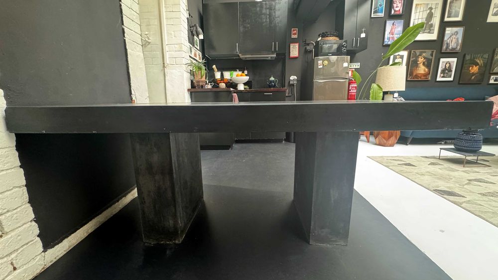 Mesa cinzenta de betão