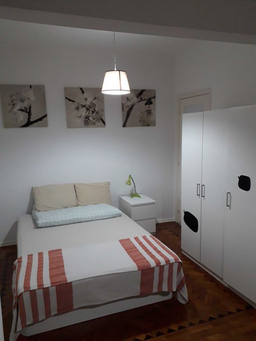 Quarto em apartamento a 4 minutos da estação Santa Cruz Damaia e a 10 do metro Reboleira
