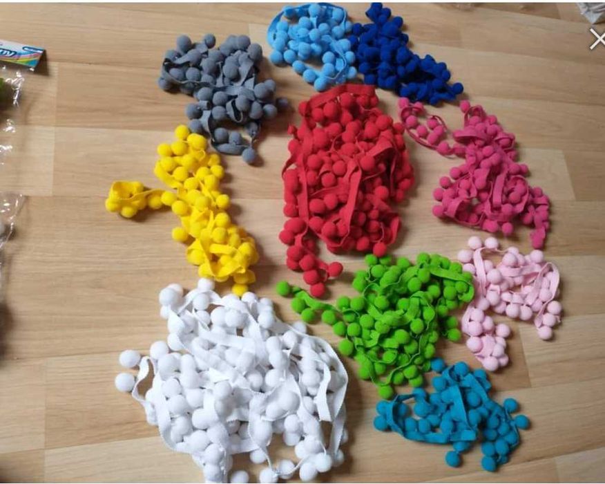 Pompony 2 cm,  na taśmie - pozostałość po szyciu