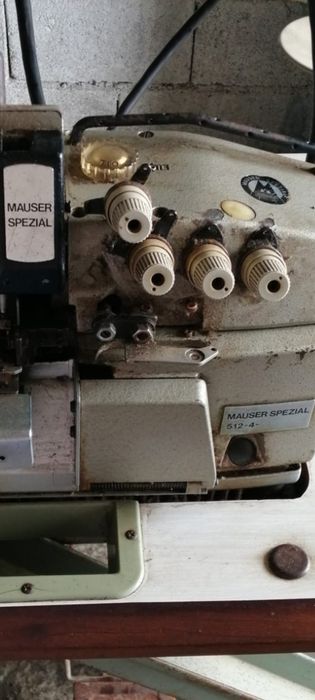 Máquina corte e cose.