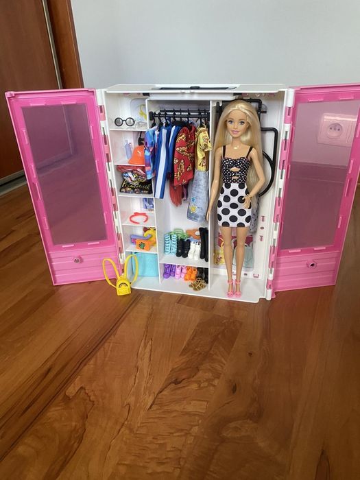 Szafa dla Barbie z oryginalnymi ubrankami i lalką barbie