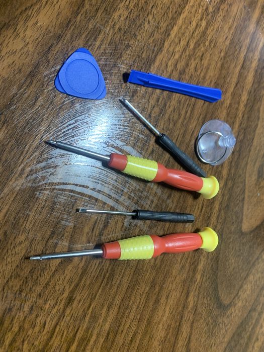 Набір інструментів для самостійного ремонту айфона.