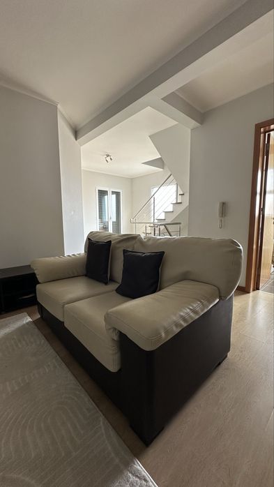Sofá 2 lugares em excelente estado – muito confortável