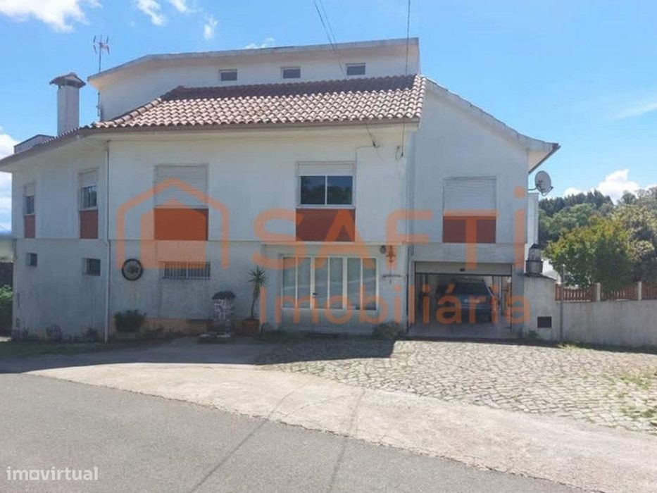 Moradia T4, Com Lojas, Garagem, Elevador E Terraço Com Vista.