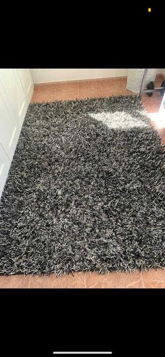 Tapete branco e preto