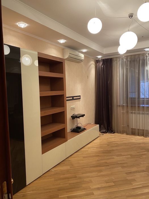 ДОМ СО ШПИЛЕМ! Сталинка с лифтом! Площадь Конституции! Продам 3к 90м2
