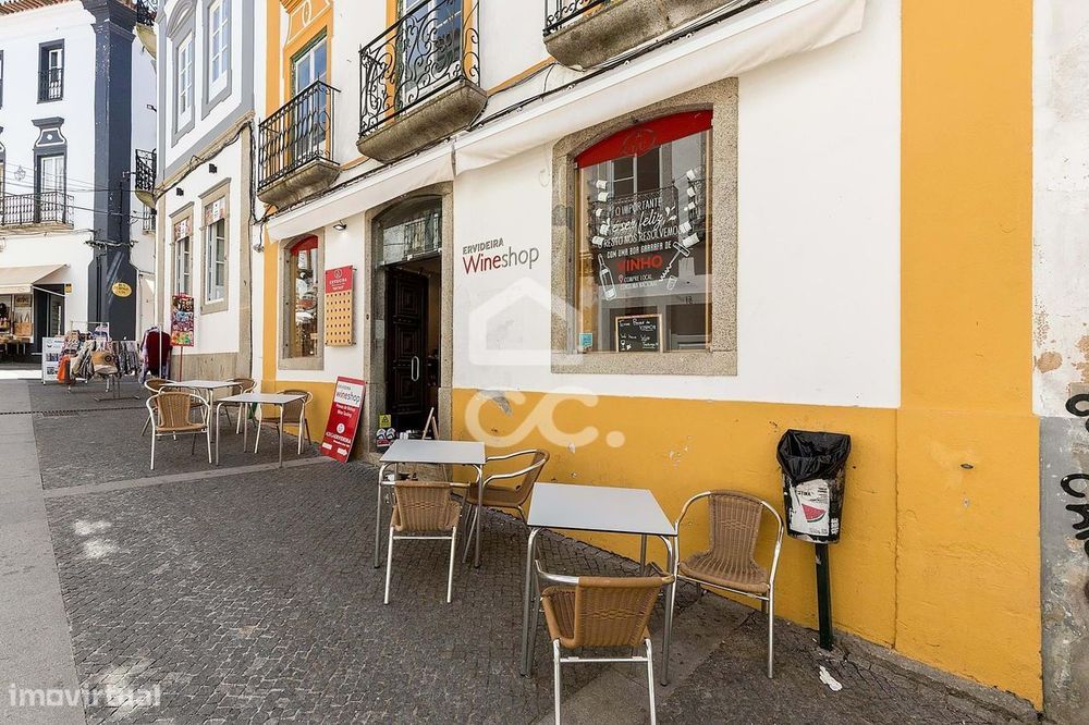 Prédio c/ Espaço Comercial, Moradia T3 e Espaços Exteriores | Centro H