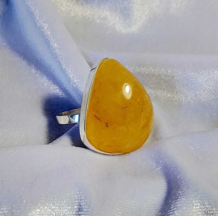 Srebrny pierścionek z bursztynem