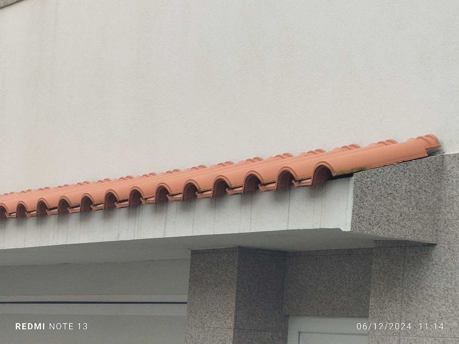 Realizo fabrico e instalação de caleiras com qualidade e profissionalismo.