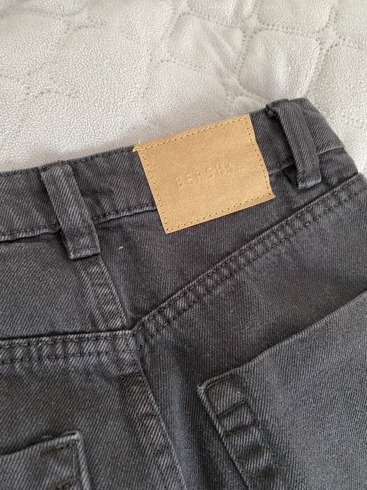 Трендові чорні джинси з розрізами Bershka