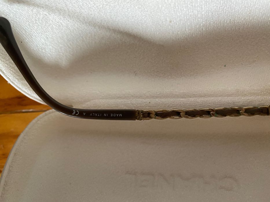 Óculos Chanel dourados