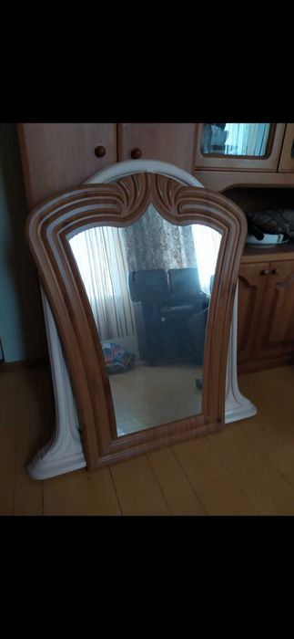 мебель из кожи диван и два кресла, стол кухонный, зеркала, лестница
