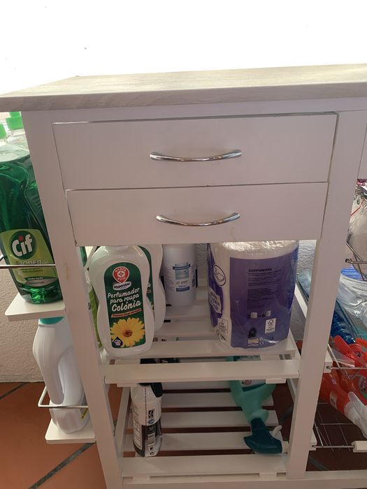 Carrinho de arrumaçao em madeira .