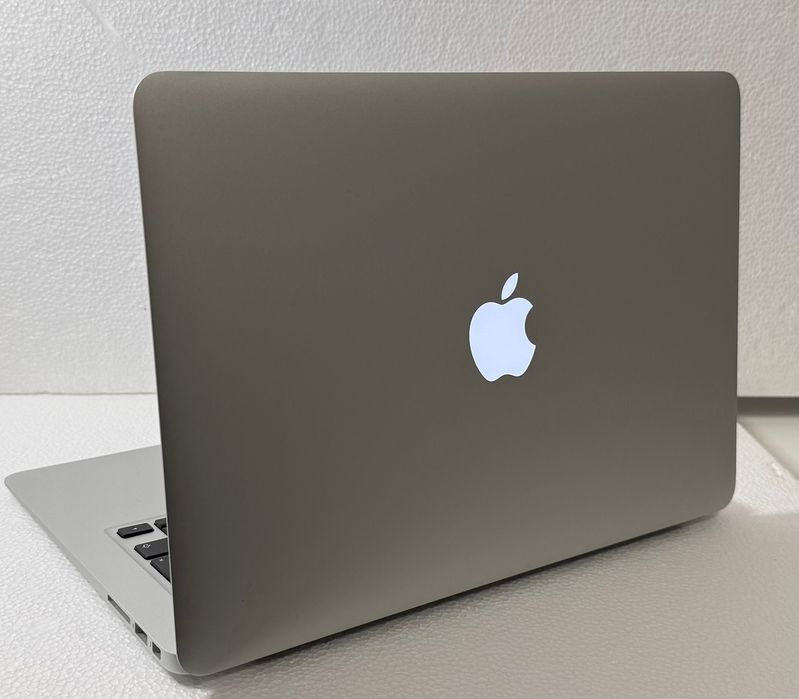 MacBook Air 13” | i5 | 8GB RAM | SSD
