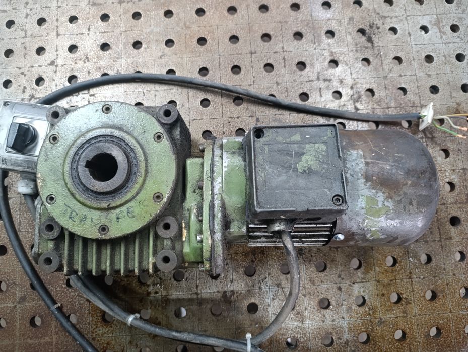Motoreduktor Lenze – 0,25 kW – sprawny