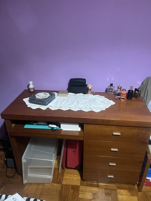 Cama de solteiro com colchão, mesinha de cabeceira e secretária