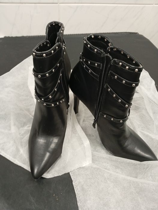 Botas pretas meio cano novas