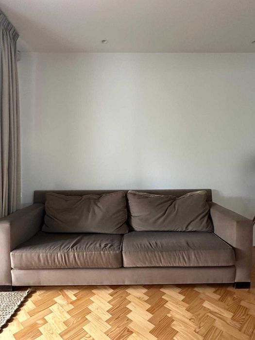 Sofá em tecido bege acinzentado