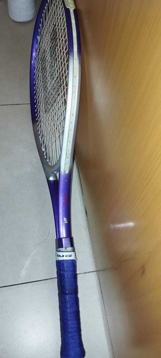 Raquete de ténis de adulto muito pouco uso.