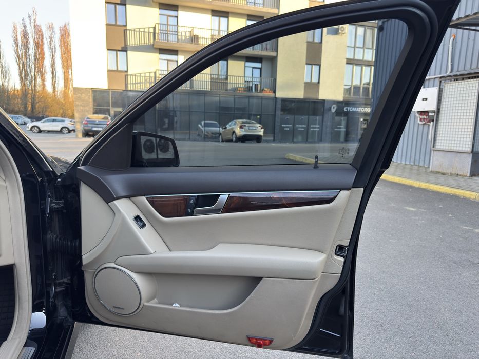 Mercedes-Benz C-Class 2014 VIN WDDGF8AB9EA945872 фото оголошення 16 з 19