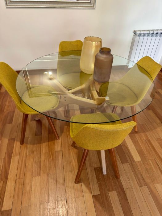 Conjunto de mesa e 4 cadeiras