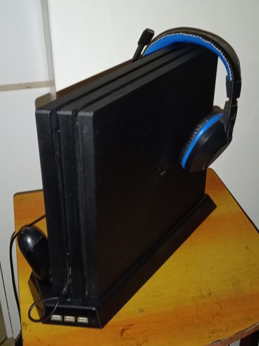 Vendo PS4  1T em perfeito estado