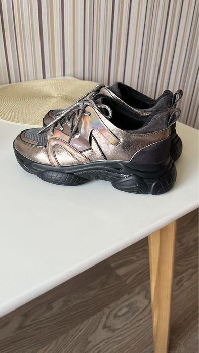 Шкіряні кросівки