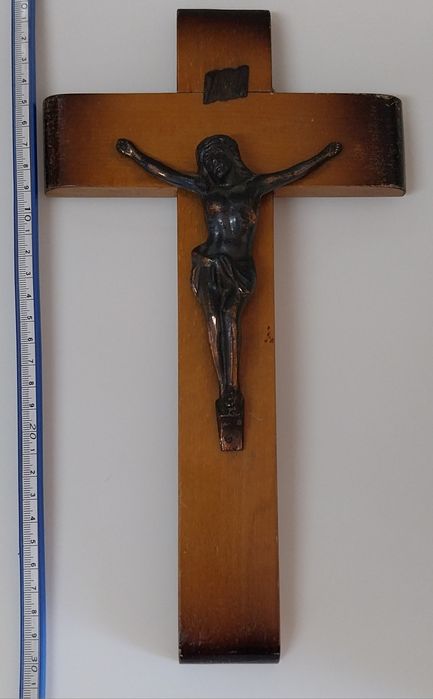 Crucifixo antigo em madeira e metal