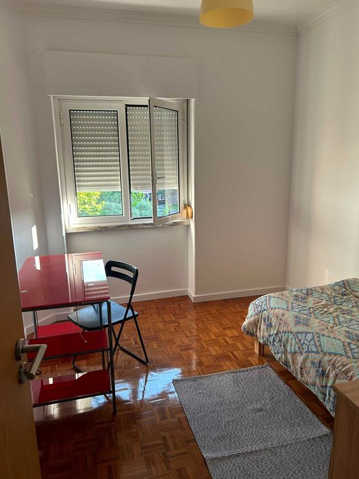 Quarto para arrendar com boa localização e boas condições