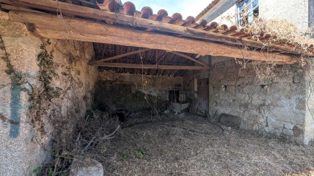 VENDO EM BALUGÃES casa rustica para recuperar