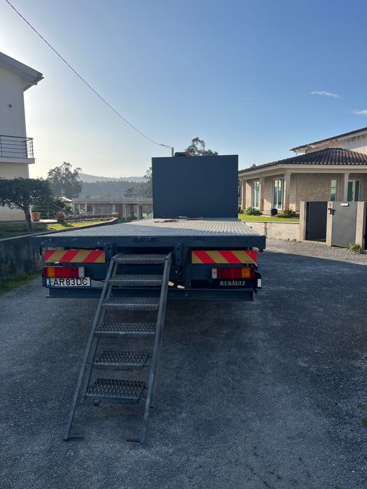 Camião plataforma com grua